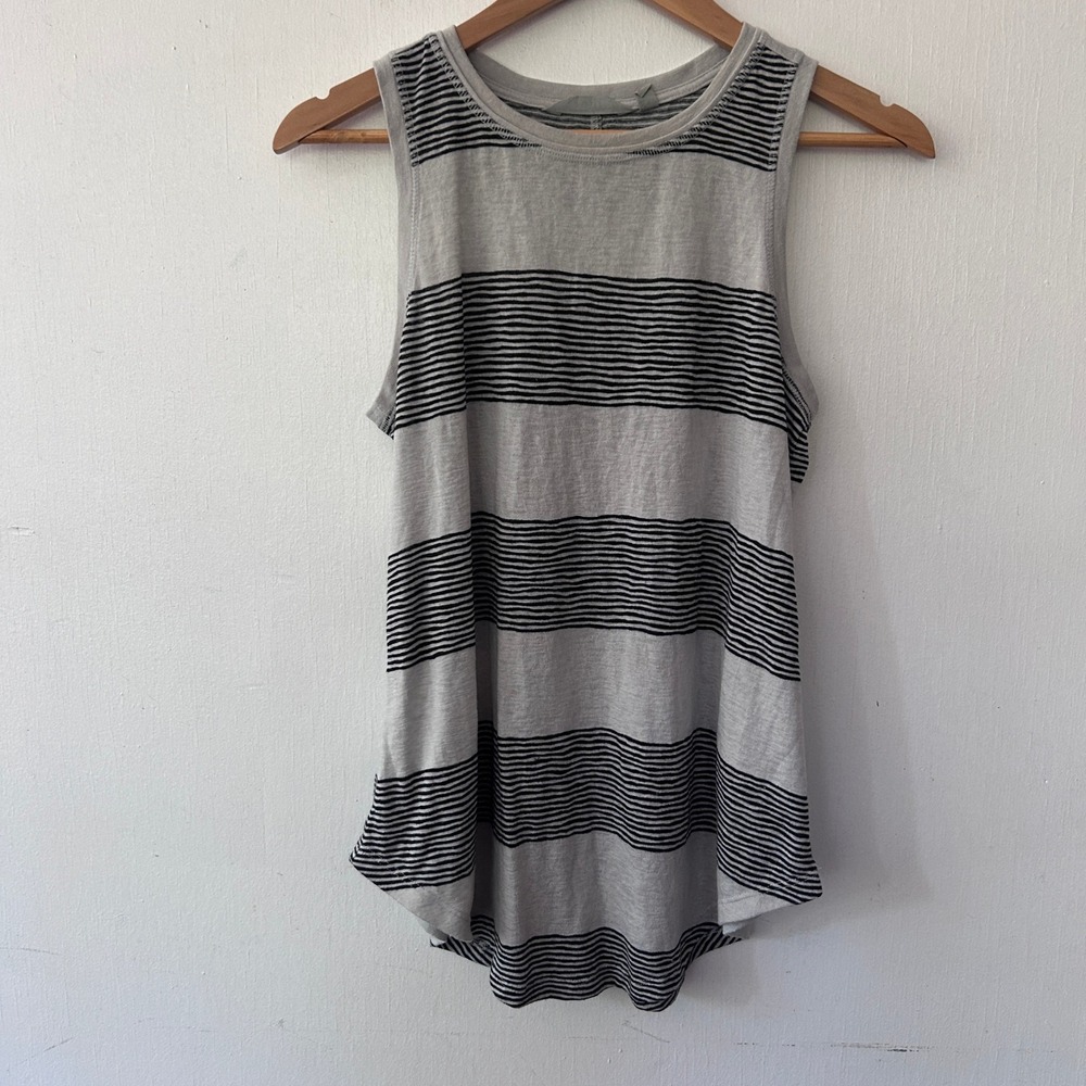 Athleta Tank Top Women Small Gray Black Striped Curved Hem Sleeveless Activewear